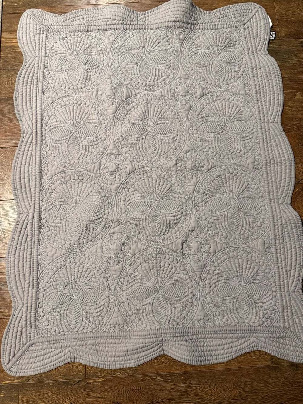 YIQIGO Heirloom Scalloped Cotton Baby Quilt Embossed Grey - Picture 1 of 4